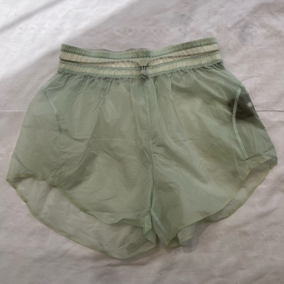 Lululemon shorts size 6 in excellent condition - Picture 1 of 9